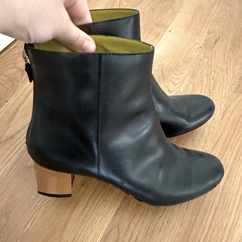 Gorgeous Pollini leather ankle boots with gold accents